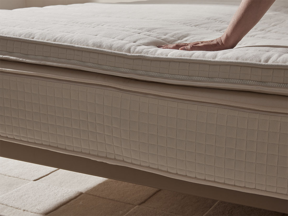 Topper en matras worden opgemaakt
