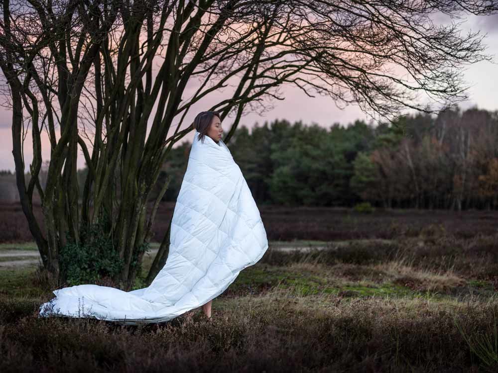 Yumeko dekbed van de gerecycled collectie dat door een meisje wordt gedragen